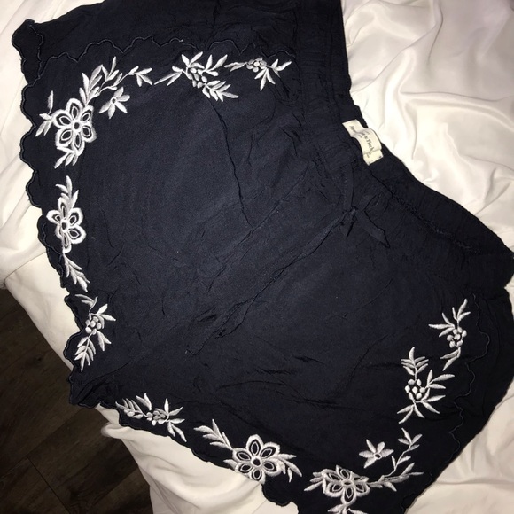 Flow shorts white embroidered flowers - Picture 1 of 1